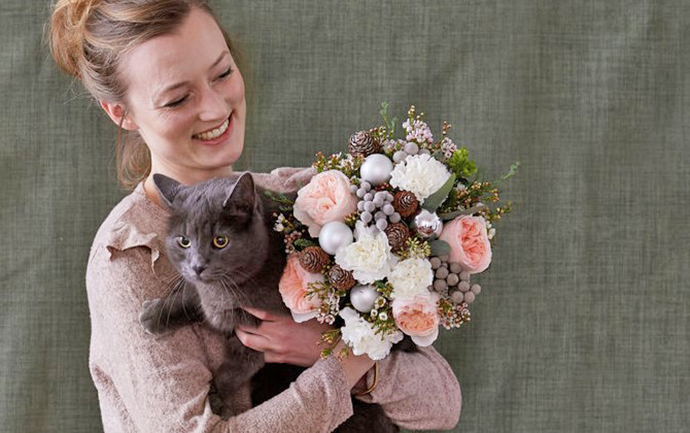 cat and flower bouquet